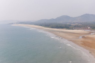 Burada zümrüt ormanlarda, sonsuz kum plaj ve güzel Arap Denizi görebilirsiniz.