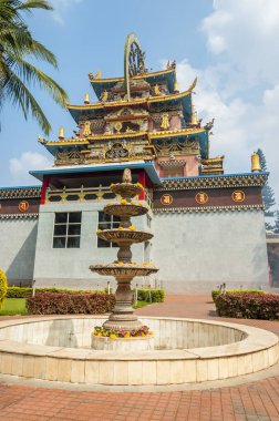 Bylakuppe, Karnataka, Hindistan - 9 Ocak 2015: Namdroling Nyingmapa manastırda bina giriş temple yakınındaki Multileveled Çeşme.