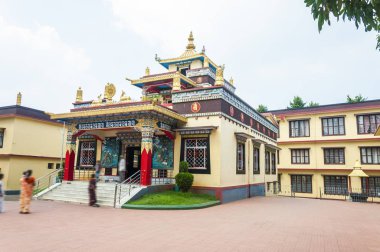 Bylakuppe, Karnataka, Hindistan - 9 Ocak 2015: Ve ziyaretçiler dışarı hareket ile Namdroling Nyingmapa Manastırı topraklarında küçük meditasyon Tapınağı.