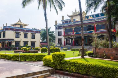 Bylakuppe, Karnataka, Hindistan - 9 Ocak 2015: Giriş park altın tapınak üzerinde bölge Namdroling Nyingmapa nerede yüksek altın kaplama Buda heykeli bulunan 18 metre manastır.