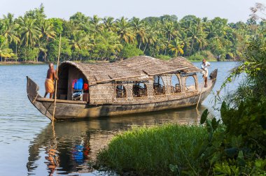 Kochi, Kerala, Hindistan - 12 Ocak 2015: Önemsizden Kerala olan kanal suni ve doğal 1500 km, 38 nehirlerin, Kerala bir ucundan diğerine uzanan 5 büyük göllerin bir ağ.