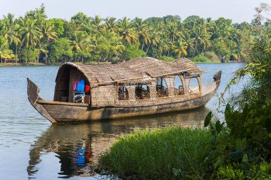 Kerala önemsizden kanal suni ve doğal 1500 km, 38 nehirler ve 5 büyük göller Kerala bir ucundan diğerine uzanan bir ağdır.
