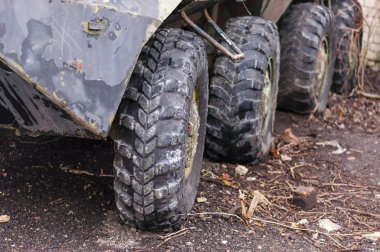 Büyük lastik tekerlekler satır üzerinde eski zırhlı personel taşıyıcı