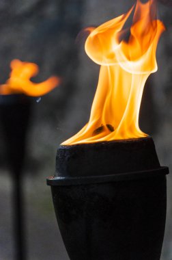 Yağ yakıcı siyah metal meşale. Ortaçağ aydınlatma donanımları.