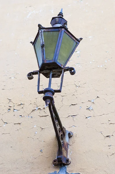 Antiguo Metal Oxidado Con Linterna Pared Ciudad Vidrio —  Fotos de Stock
