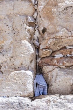 Western Wall büyük eski Yahudi emanetler biridir. Her birimizin duvara yakın olmak kağıt üzerinde aziz hayallerini yazabilir misin, arzuları ve istekler ve onları duvar plakaları arasında sok.