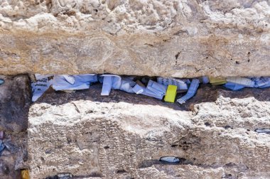 Western Wall büyük eski Yahudi emanetler biridir. Her birimizin duvara yakın olmak kağıt üzerinde aziz hayallerini yazabilir misin, arzuları ve istekler ve onları duvar plakaları arasında sok.
