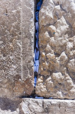 Western Wall büyük eski Yahudi emanetler biridir. Her birimizin duvara yakın olmak kağıt üzerinde aziz hayallerini yazabilir misin, arzuları ve istekler ve onları duvar plakaları arasında sok.