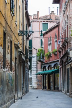 Venice, İtalya - 16 Haziran 2014: Venedik İtalya eski şehir sokak mimarisi üzerinde gündoğumu