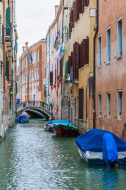 Venedik kuzeydoğu İtalya ve Veneto bölgesinin büyük bir şehirdir. 118 küçük adalar kanallar tarafından ayrılmış ve orada olan 400 köprü ile birbirine bağlanmış bir grup arasında yer alan