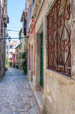 Cozy Old Town kaldırım taşı ortaçağ binaları cephe Rovinj Istria Hırvatistan ile sokak