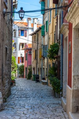 Cozy Old Town kaldırım taşı ortaçağ binaları cephe Rovinj Istria Hırvatistan ile sokak