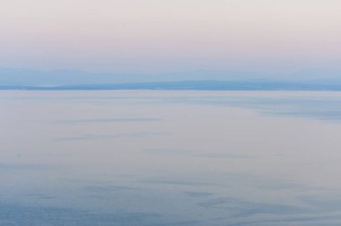 Yön Cres ve Krk Adaları. Adriyatik Denizi üzerinde gün batımı. Şaşırtıcı Istria, Hırvatistan.