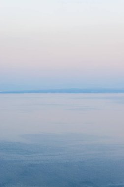Yön Cres ve Krk Adaları. Adriyatik Denizi üzerinde gün batımı. Şaşırtıcı Istria, Hırvatistan.