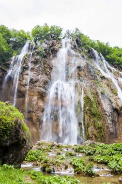 Yüksek şelale Plitvice Gölleri Milli Parkı'nda düşen streams