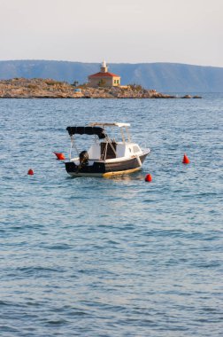Deniz feneri arka plan ile ön plan deniz tekne