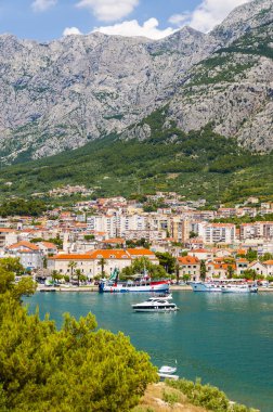 Makarska sahil mimari deniz manzarası ve arka plan üzerinde yüksek dağlarla