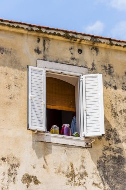 Açık Pencerenin kenarında duran kutular