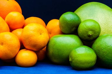 İki renk grupları turuncu. Portakal, mandalina, limon, pomelo, greyfurt.