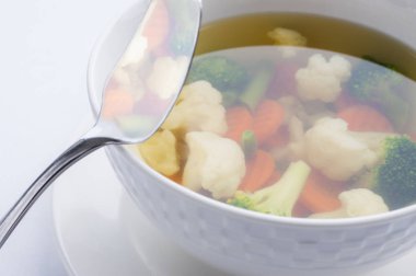 Sıcak yemekler. Karnabahar, brokoli, havuç sebze çorbası. Sıcak ve lezzetli ve en-in tüm sağlıklı.