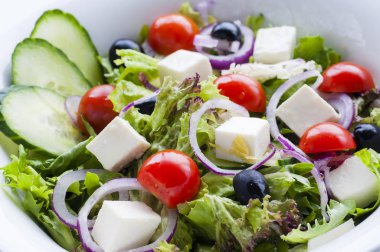 Mozzarella peyniri, domates, otlar, zeytin, soğan ve salatalık salatası.