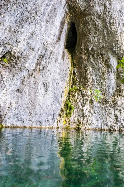 Cueva Dentro Rocas Masivas Parque Nacional Los Lagos Plitvice —  Fotos de Stock