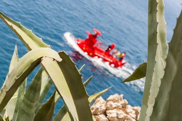 Vibrant Red Sea Ship Floating Rocky Coastline — Stock Photo, Image