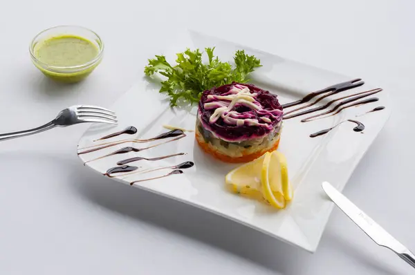 Salate Heringssalat Mit Rüben Karotten Kartoffeln Eiern Und Mayonnaise Dekoration — Stockfoto
