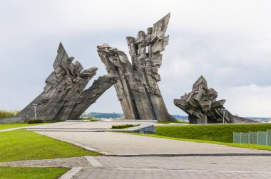 Kaunas, Litvanya - 22 Ekim 2013: Holokost kurbanları için adanmış beton heykel bölümü dokuzuncu Fort anıt anıt.