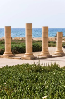 Caesarea, İsrail - 23 Ekim 2013: Antik Roma kenti Caesarea İsrail'in Akdeniz sahil Tarih Parkı.
