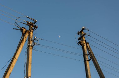 Elektrik yüksek gerilim direkleri arasında moon ile beton