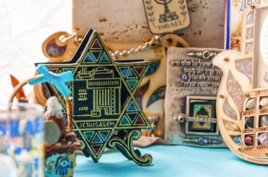 Vilnius, Litvanya - 9 Haziran 2011: Bu stüdyo, Vilnius, Litvanya-was-den yapılmış senin içki birkaç örnekleri Yahudi geleneksel öznitelikleri, Hatıra Eşyası, Maskotlar bir koleksiyon görebilirsiniz. Nimet için ev içinde ahşap Kha küçük Tevrat ile