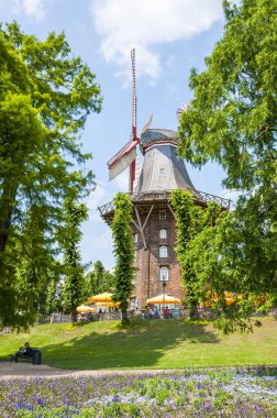 Bremen, Almanya - 12 Haziran 2011: Bremen şehir merkezine ana istasyondan geziniyor, sen rastlamak ilk önemli özelliği Wallanlagen Park yel değirmeni tek. Bu bir büyük bir yürüyüş, ya da sadece aşağı rüzgar için Real ise yer