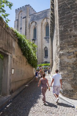 Avignon, Fransa - 24 Temmuz 2011: Palais des Papes için yolda Eski şehir sokak ziyaretçi Avignon Festivali sırasında tam bir yıllık sanat Avignon içinde her yaz festivali