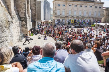 Avignon, Fransa - 24 Temmuz 2011: Avignon, Palais Des Papes, açık Meydanı, insanlar izlerken arstists gösteri Avignon Sanat Festivali kapalı sırasında. Vatikan daha önce Avignon Papa'nın koltuk oldu.