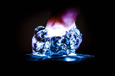 Işıklı su akışı için eklenen adamın parmak