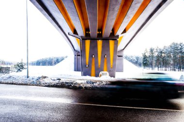 Karayolu Köprüsü ışık ve mimarisi hatları, perspektifler, kış