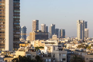 Tel Aviv, İsrail - 07 Mayıs 2012: Downtown Tel-Aviv manzarası cityscape. Burada Tel Aviv Azrieli Merkezi, Savunma Kuvvetleri Karargahı ve daha fazlası gibi birçok popüler gökdelenler görebilirsiniz.