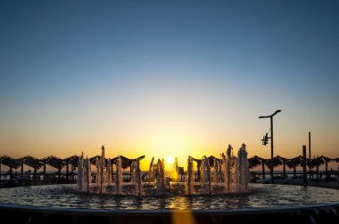 Tel Aviv'de altın günbatımı ışınları ile kıyı şeridi Çeşme akarsu