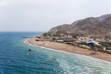 Eilat, İsrail - 14 Mayıs 2012: Eilat Sualtı Gözlemevi Marine Park Kulesi manzara. Park alanları ile Dağları ve sınır Mısır ile ufukta çöl.