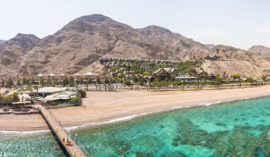 Eilat, İsrail - 14 Mayıs 2012: Panorama Eilat Sualtı Gözlemevi Marine Park Tower. Çöl dağlar otel alanları ile. Eilat en şaşırtıcı ve benzersiz coral reef ile kutsanmış.
