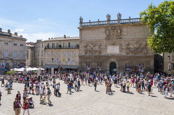 Avignon, Fransa - 24 Temmuz 2011: Palais Des Papes, açık Meydanı Avignon insanlarla dolu. Vatikan, Avignon önce Papa'nın ve Nehri, Villenueve, koltuk Kardinal'in vardı.