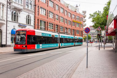 Bremen, Almanya - 12 Haziran 2011: Bremen eski kasaba hareket çağdaş tramvay
