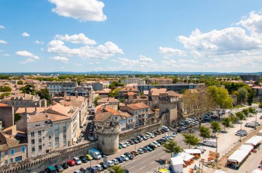 Avignon, Fransa - 23 Temmuz 2011: Panoramik ortaçağ eski kasaba cityscape, Avignon, Fransa dan dönme dolap üzerinde.