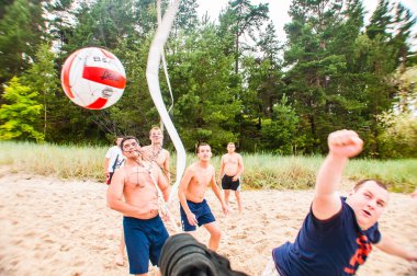 Jurmala, Letonya - 20 Ağustos 2011: Voleybol topu net içine alır. Plaj voleybol oyun Jurmala, Letonya Baltık yaz Yahudi seminer sırasında.