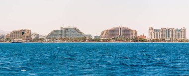 Eilat, İsrail - 15 Mayıs 2012: Kızıldeniz Eilat Beach ünlü otel, Güney İsrail beldesinde tarihinde deniz manzarası görünümünden
