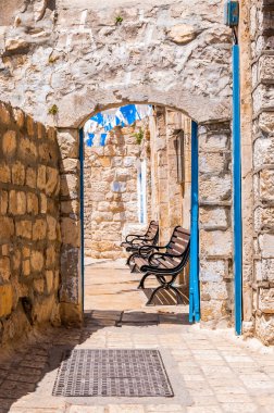 Safed Old Town street, bystreet, sokak, banklar, antik taş duvarlar, kemerler ve mavi beyaz dekorasyon backstreet