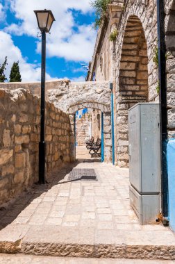 Safed, İsrail - 20 Mayıs 2012: Safed Old Town street, bystreet, sokak, backstreet fener, banklar, antik taş duvarlar, kemerler ve mavi beyaz dekorasyon
