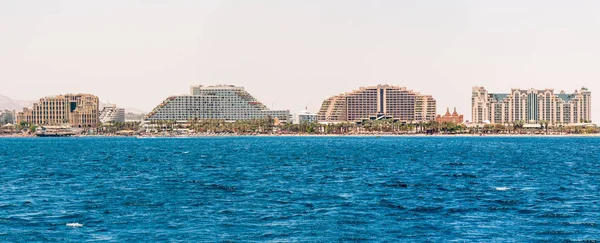 Eilat, İsrail - 15 Mayıs 2012: Kızıldeniz Eilat Beach ünlü otel, Güney İsrail beldesinde tarihinde deniz manzarası görünümünden