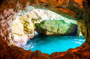 Akdeniz suları doğanın gücünü tarafından yapılan pencere gibi doğal yuvarlak Mağarası inanılmaz görünüyor